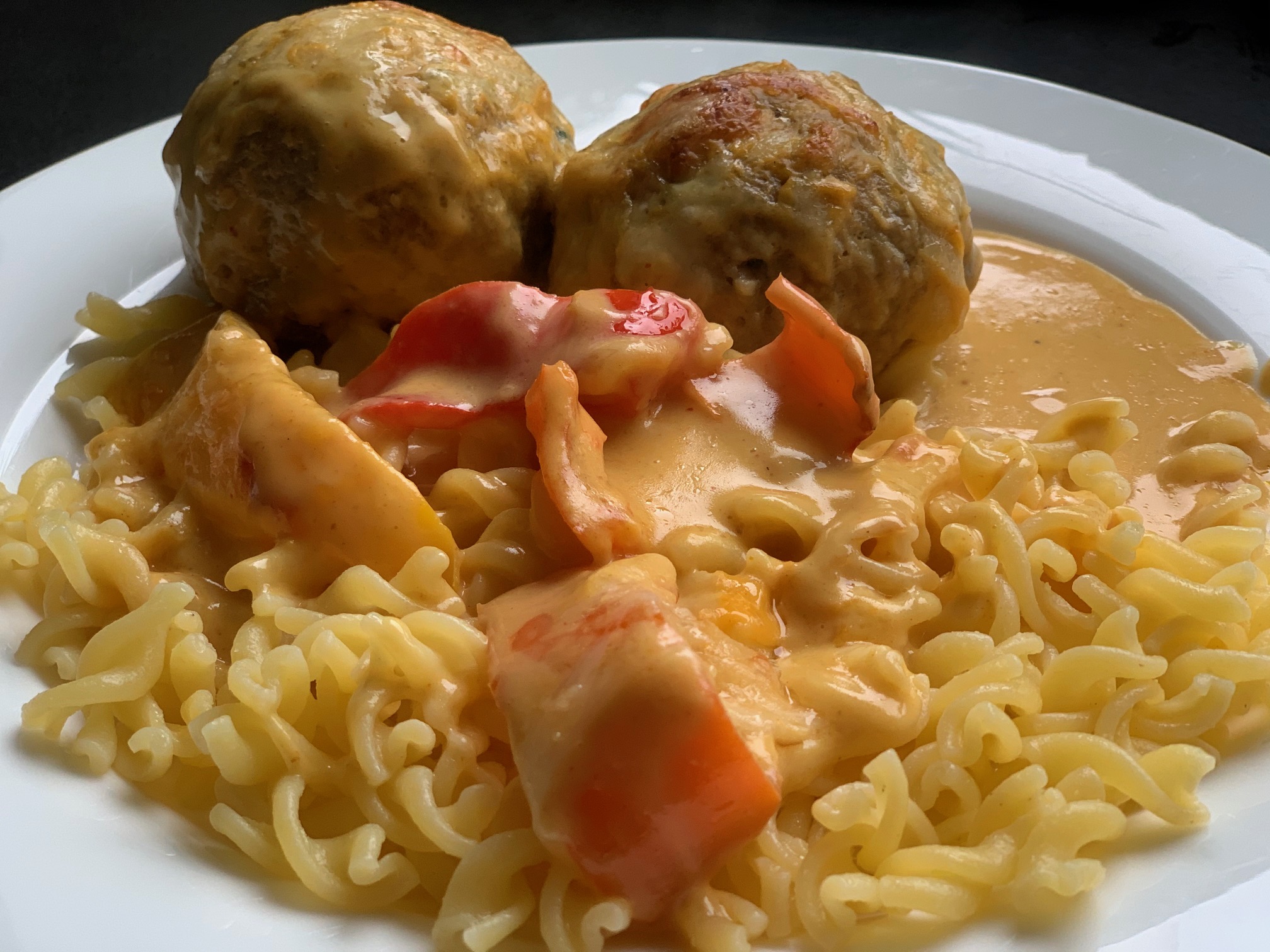 Du betrachtest gerade Gemüse-Fleisch-Bällchen in Paprika-Käse-Béchamelsauce