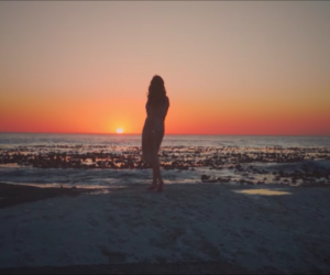 Frau-Tanzen-Sonnenuntergang