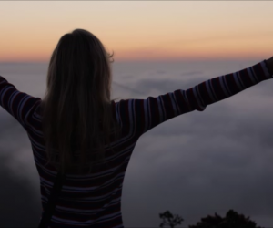 Frau_Sonnenuntergang_anbeten